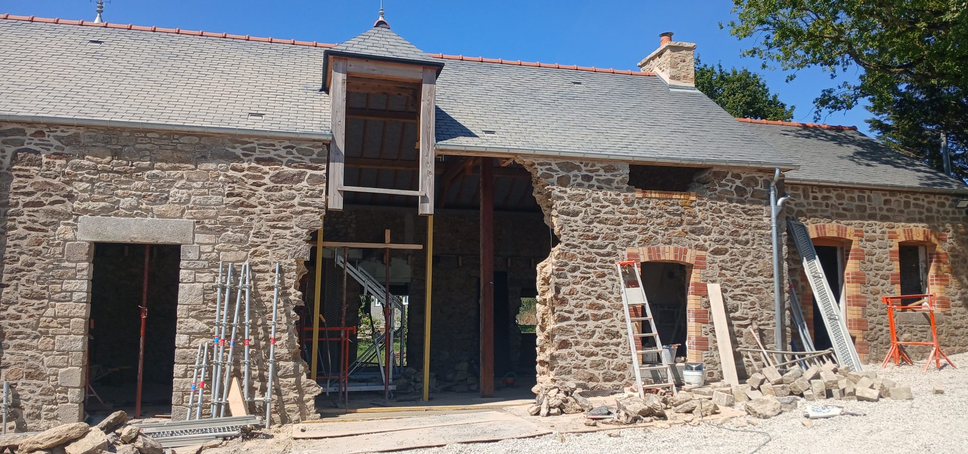 Chantier de maçonnerie en cours — réhabilitation d'une dépendance en pierre