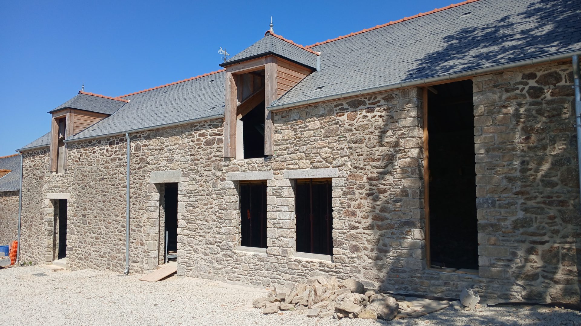 Chantier de réhabilitation en pierre — Rouxel Maçonnerie en Côte d'Émeraude